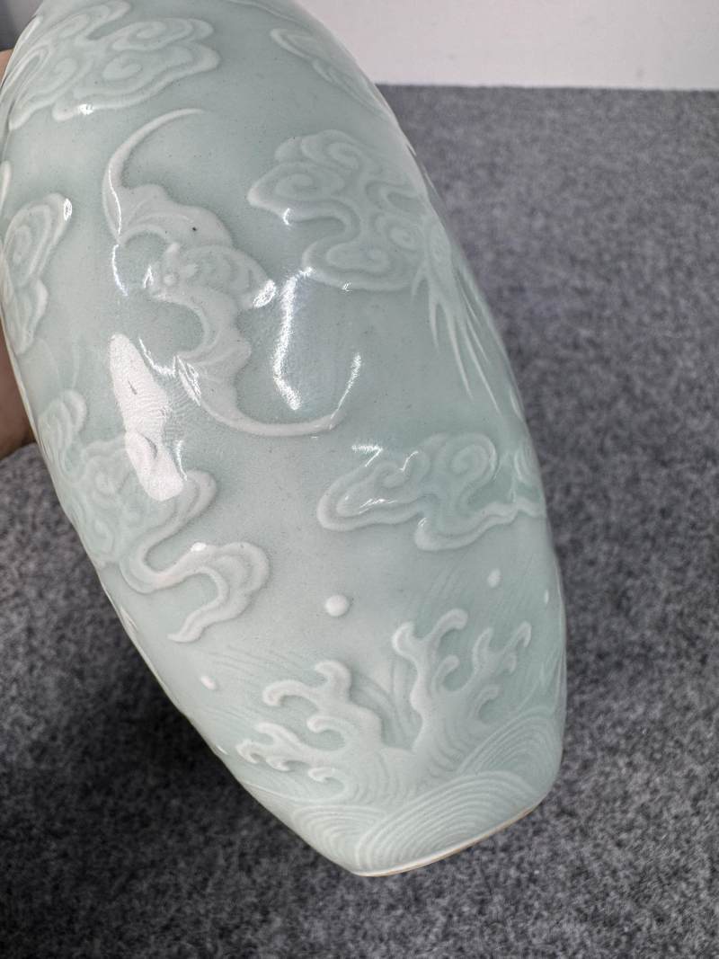清乾隆 粉青釉浮雕海水立龍紋雙耳抱月瓶 - 图23