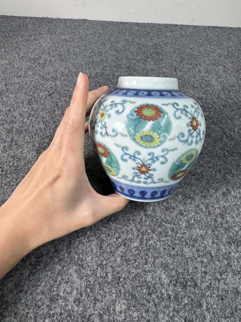 清乾隆 鬥彩團菊紋罐 - 图6