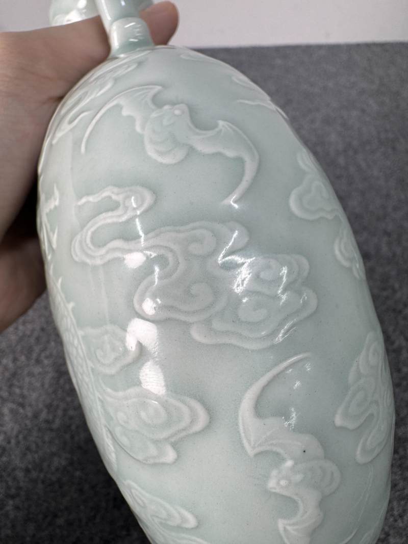 清乾隆 粉青釉浮雕海水立龍紋雙耳抱月瓶 - 图24