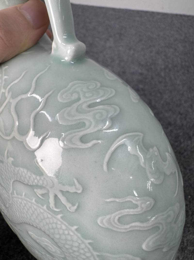清乾隆 粉青釉浮雕海水立龍紋雙耳抱月瓶 - 图25