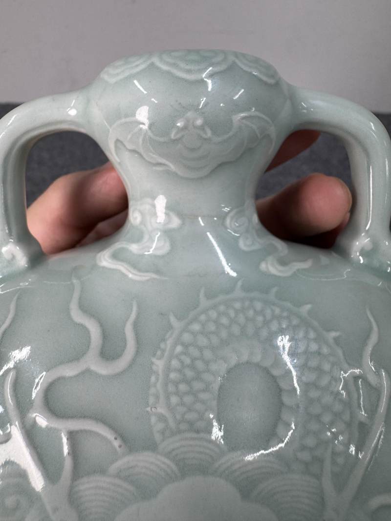 清乾隆 粉青釉浮雕海水立龍紋雙耳抱月瓶 - 图26