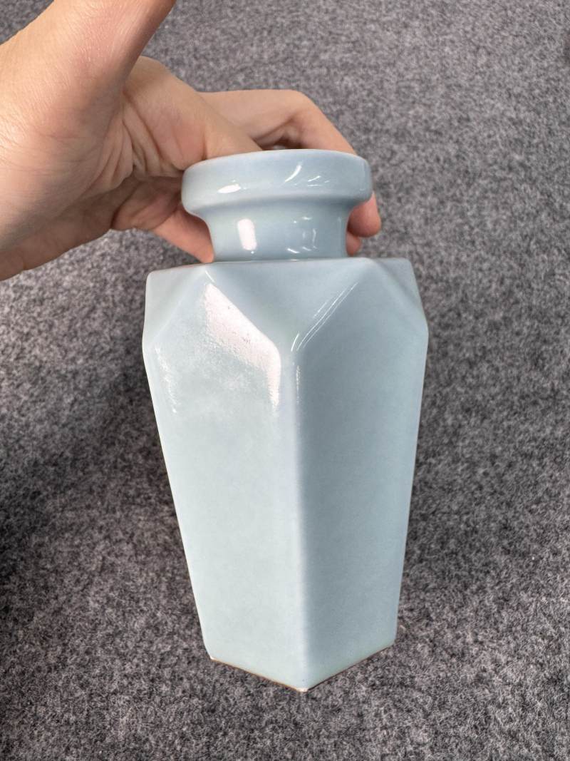清雍正 天藍釉六棱盤口瓶 - 图10