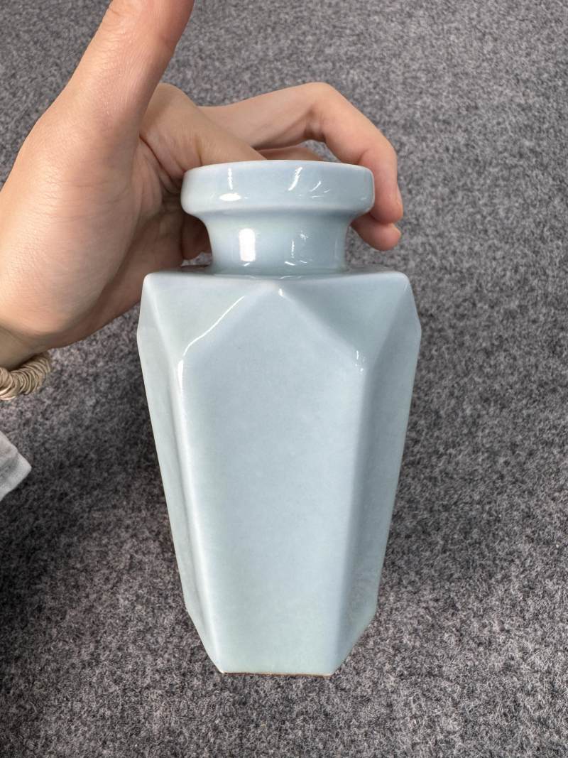 清雍正 天藍釉六棱盤口瓶 - 图11