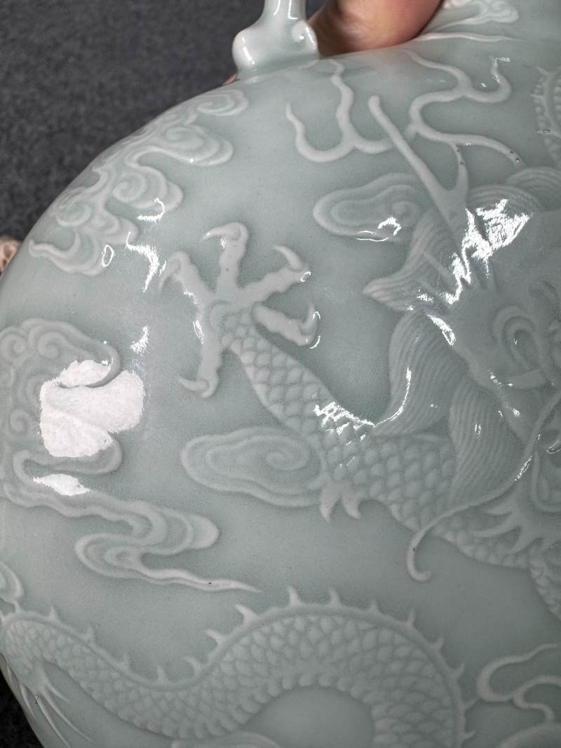 清乾隆 粉青釉浮雕海水立龍紋雙耳抱月瓶 - 图27