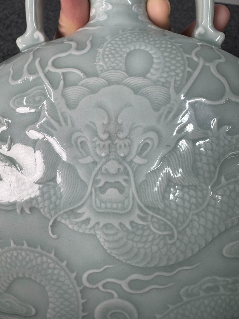 清乾隆 粉青釉浮雕海水立龍紋雙耳抱月瓶 - 图28