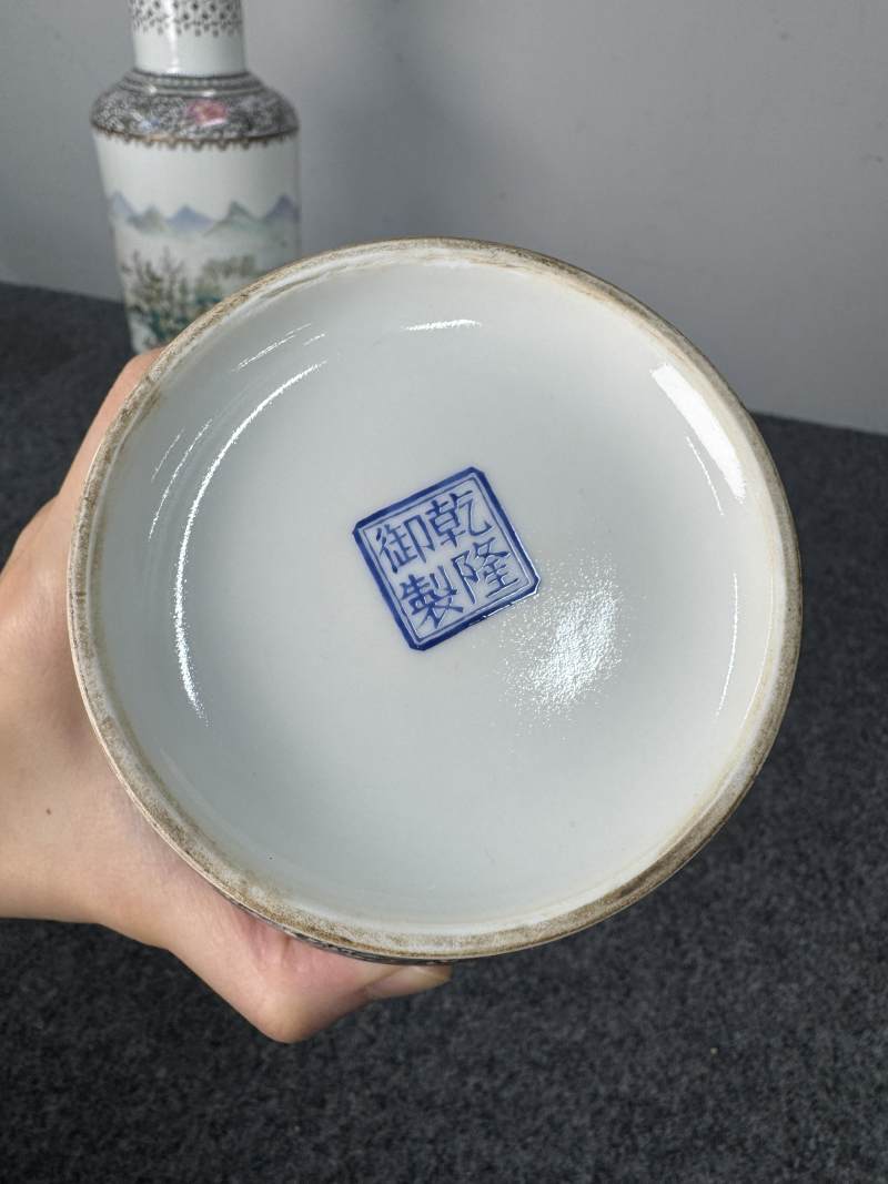 民國 粉彩山水人物紋瓶一對 - 图9