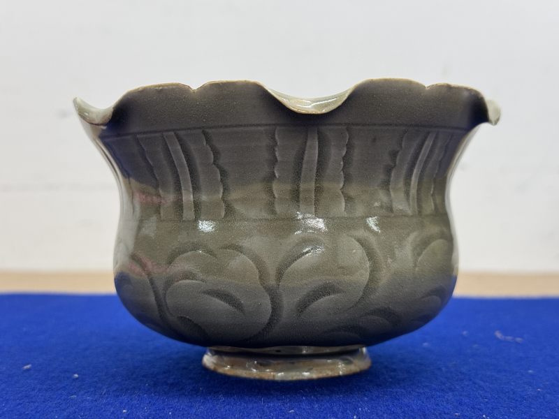 耀州窯青釉刻牡丹紋花口尊 - 图3