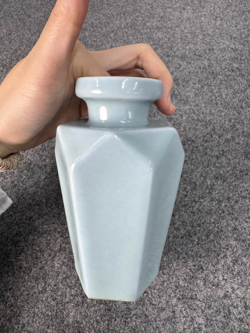 清雍正 天藍釉六棱盤口瓶 - 图13