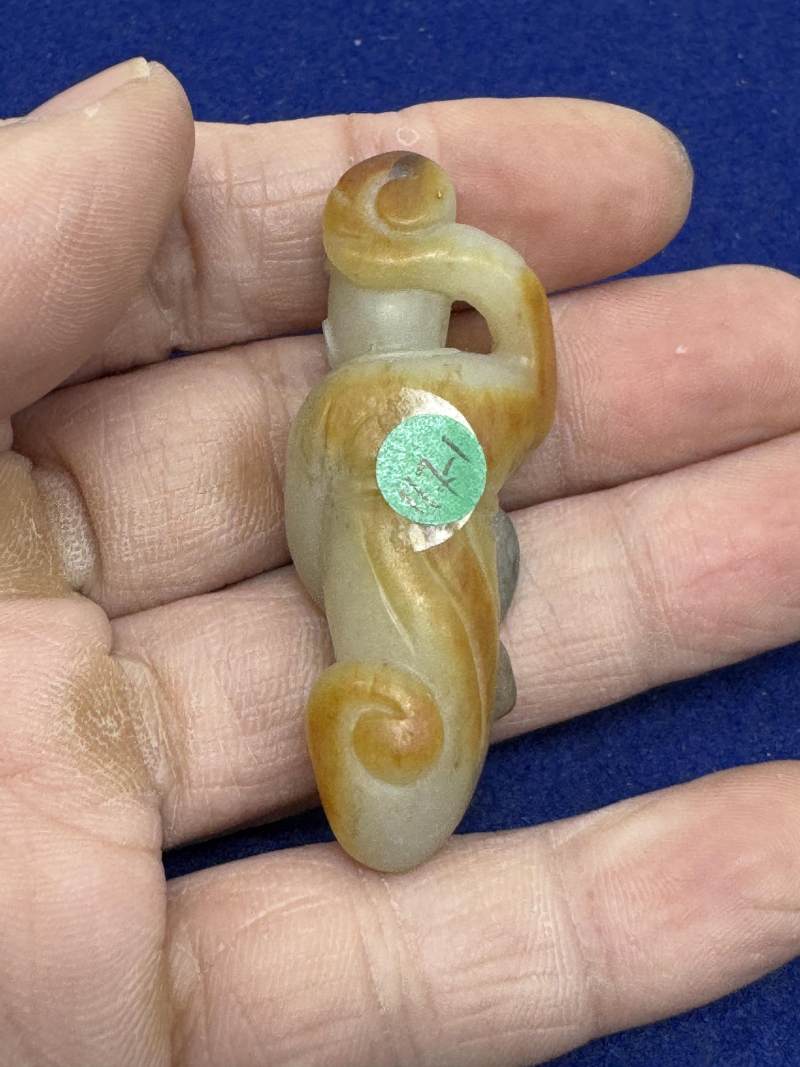 玉胡人、玉人和瑪瑙童子持靈芝各一件 - 图23