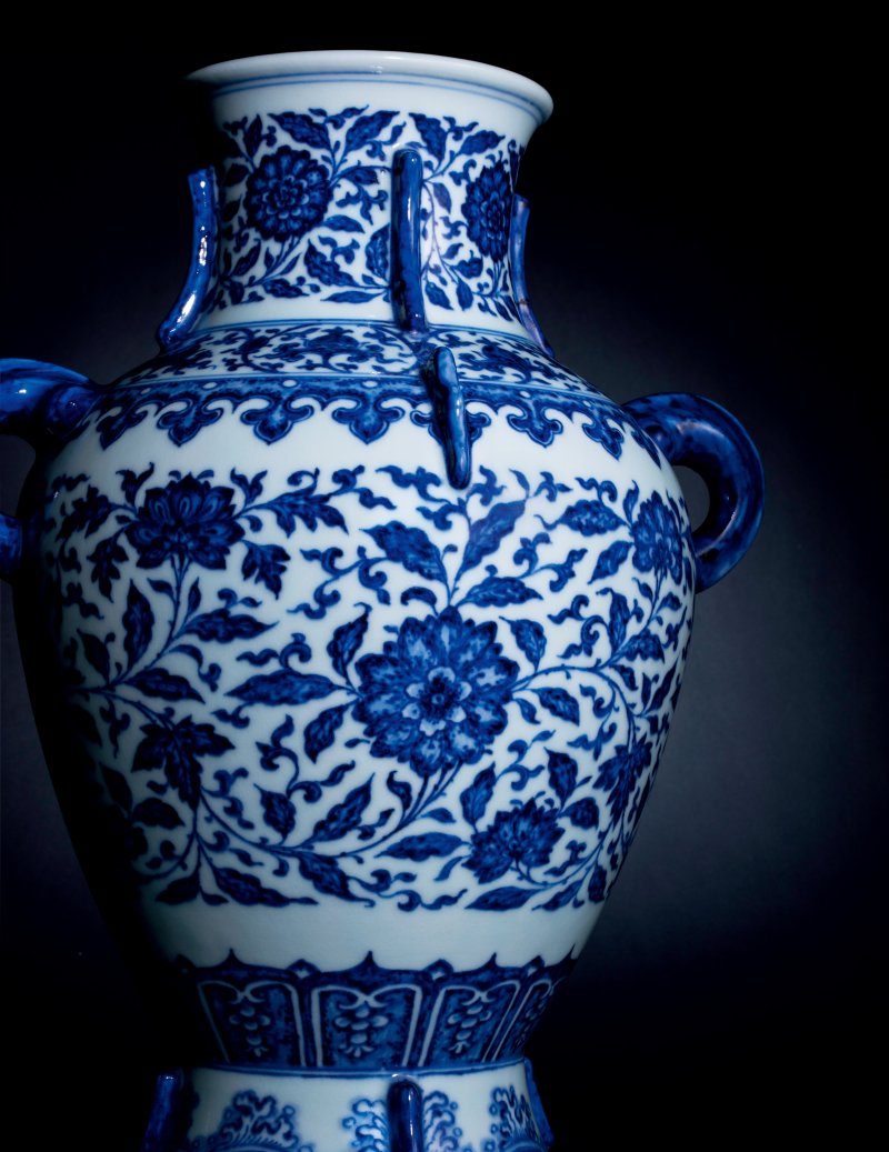 清雍正 青花缠枝花卉纹出戟双耳尊 - 图3