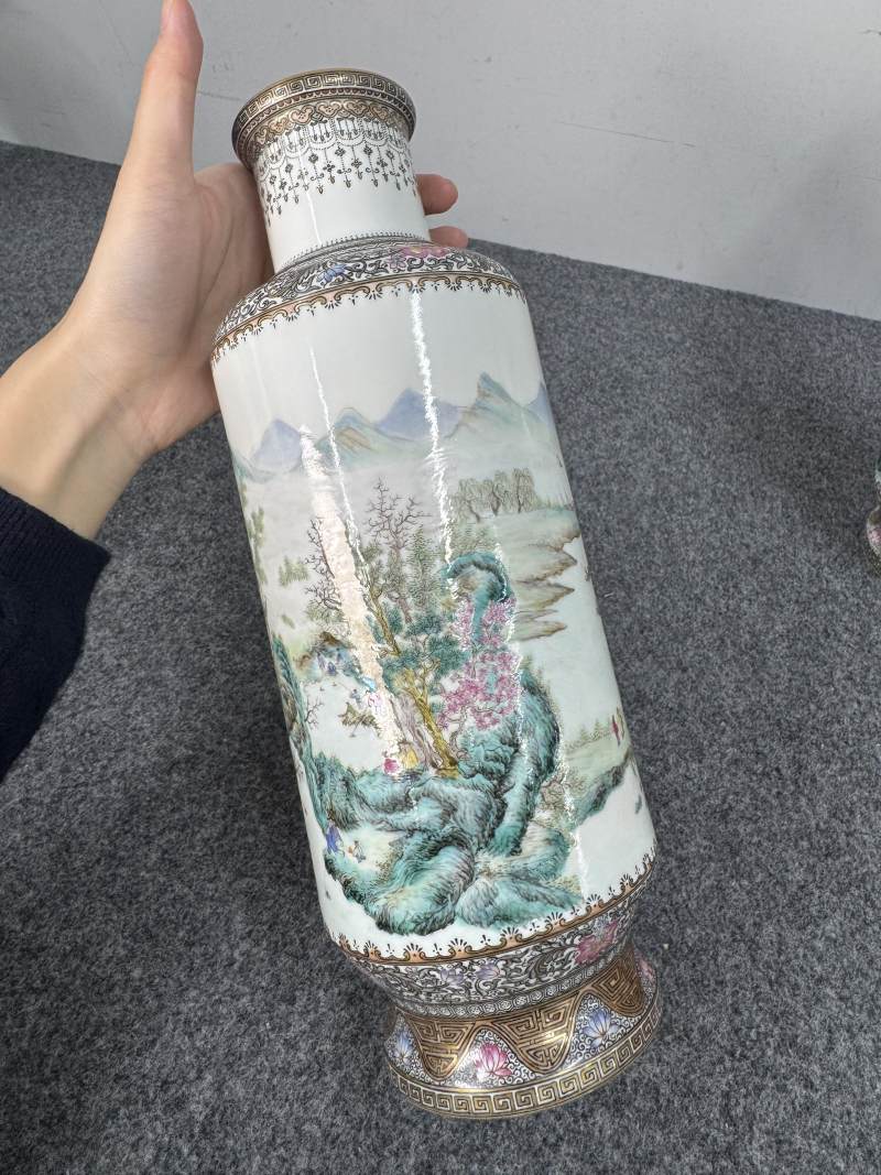民國 粉彩山水人物紋瓶一對 - 图11