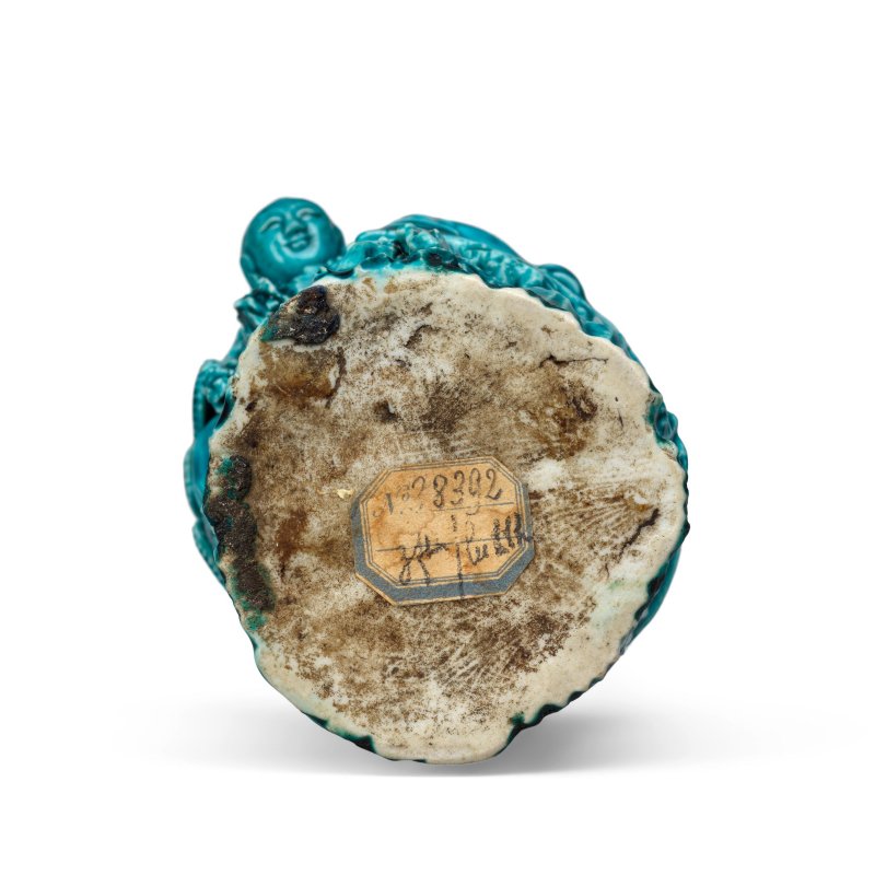 清康熙 孔雀藍釉童子蟾蜍紋鏤空筆筒 | A TURQUOISE GLAZED BISCUIT 'BOY AND TOAD' BRUSHPOT, BITONG - 图5