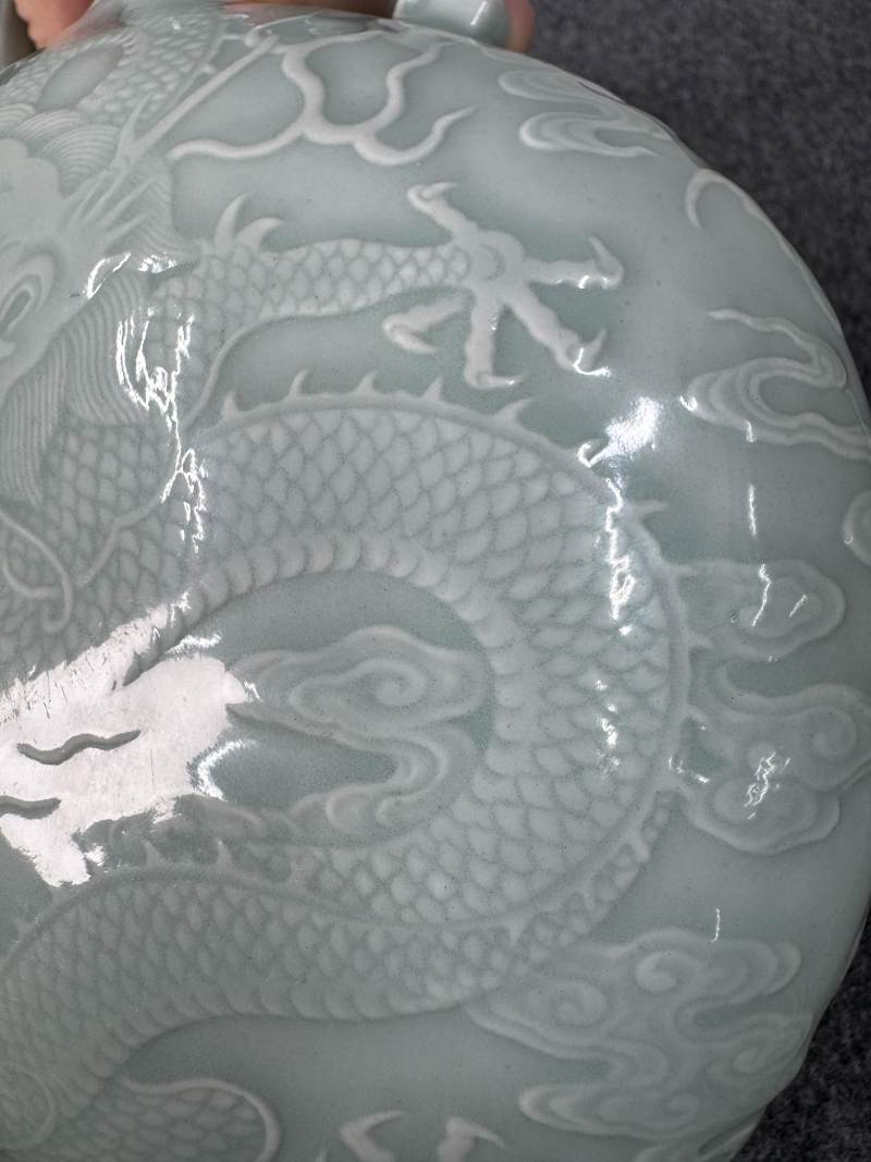 清乾隆 粉青釉浮雕海水立龍紋雙耳抱月瓶 - 图30
