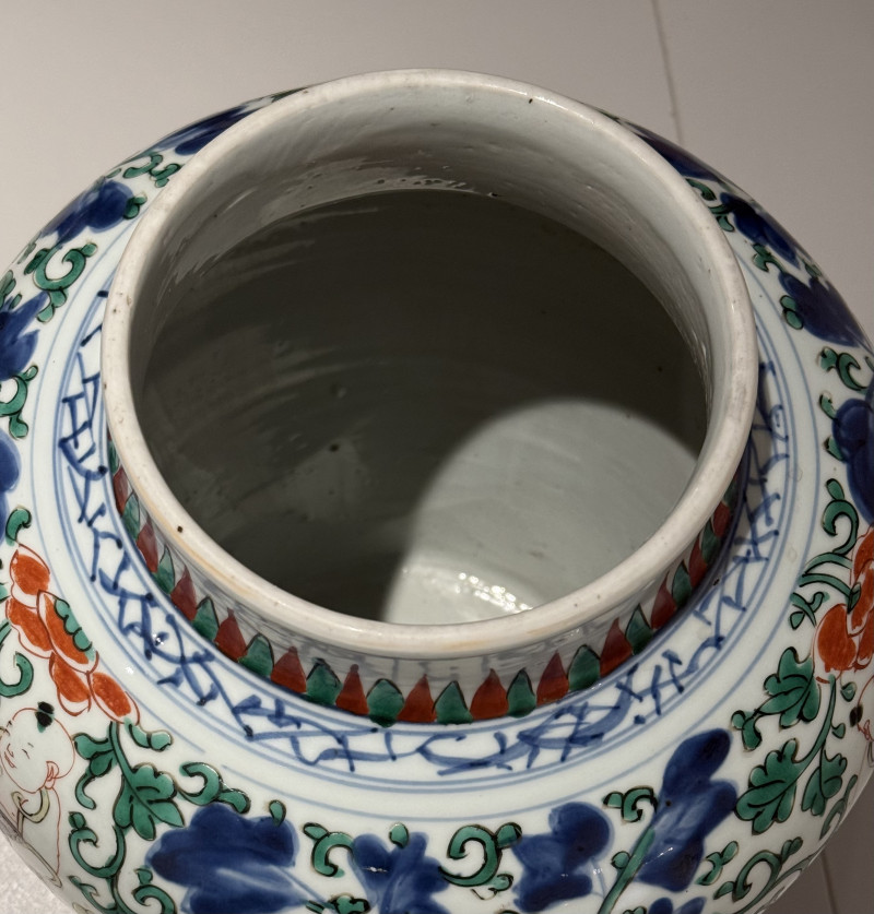 清康熙五彩童子執蓮紋罐 - 图8