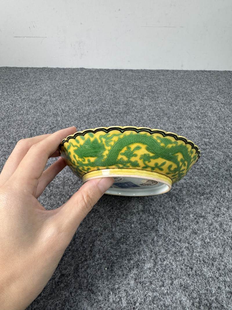 清乾隆 黃地綠彩龍紋花口盤一對 - 图10
