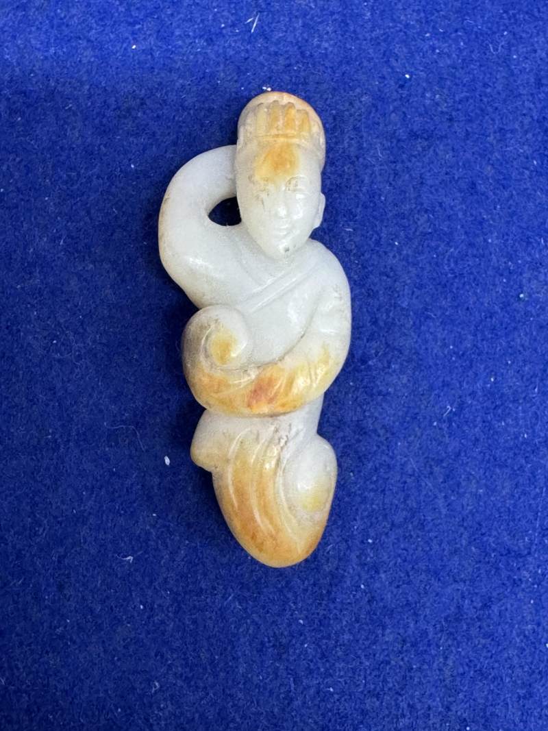 玉胡人、玉人和瑪瑙童子持靈芝各一件 - 图3