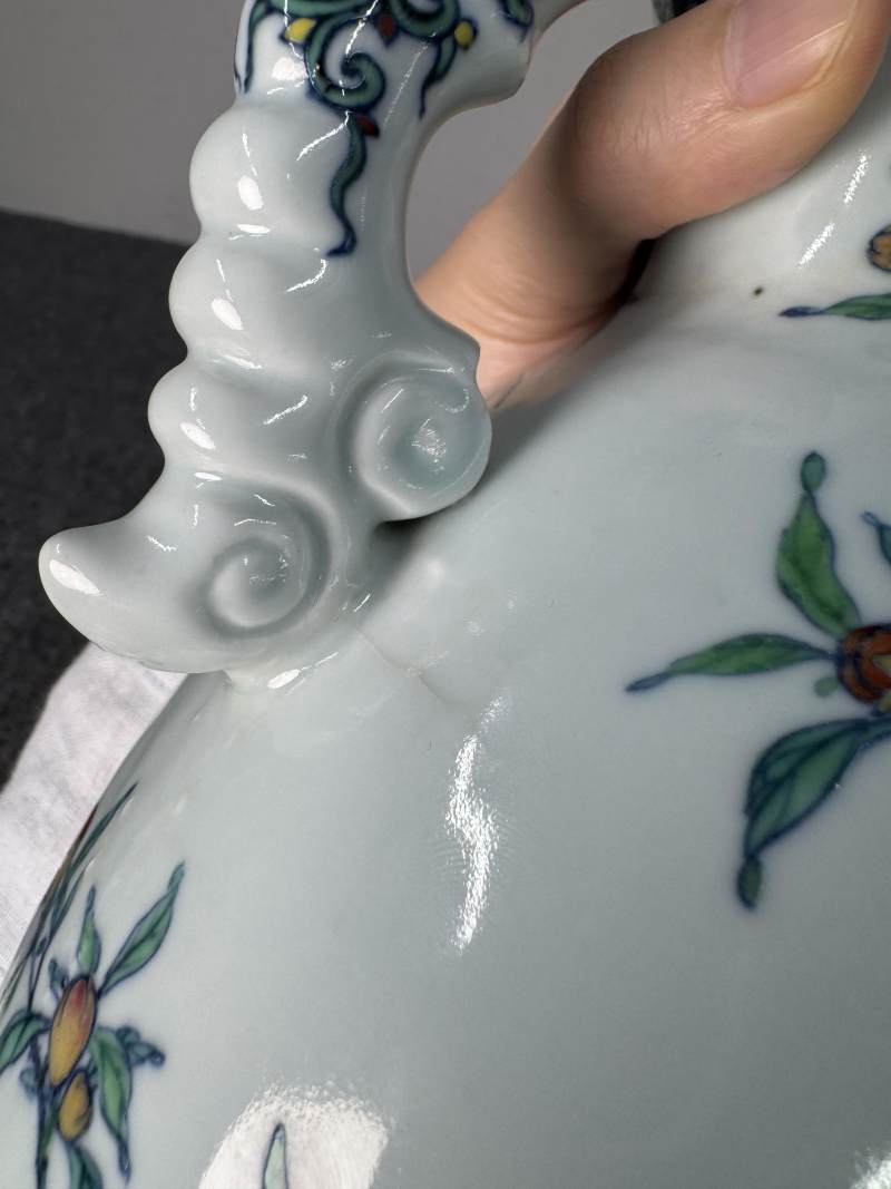 清雍正 鬥彩加粉彩安喜圖卷雲耳抱月瓶 - 图48