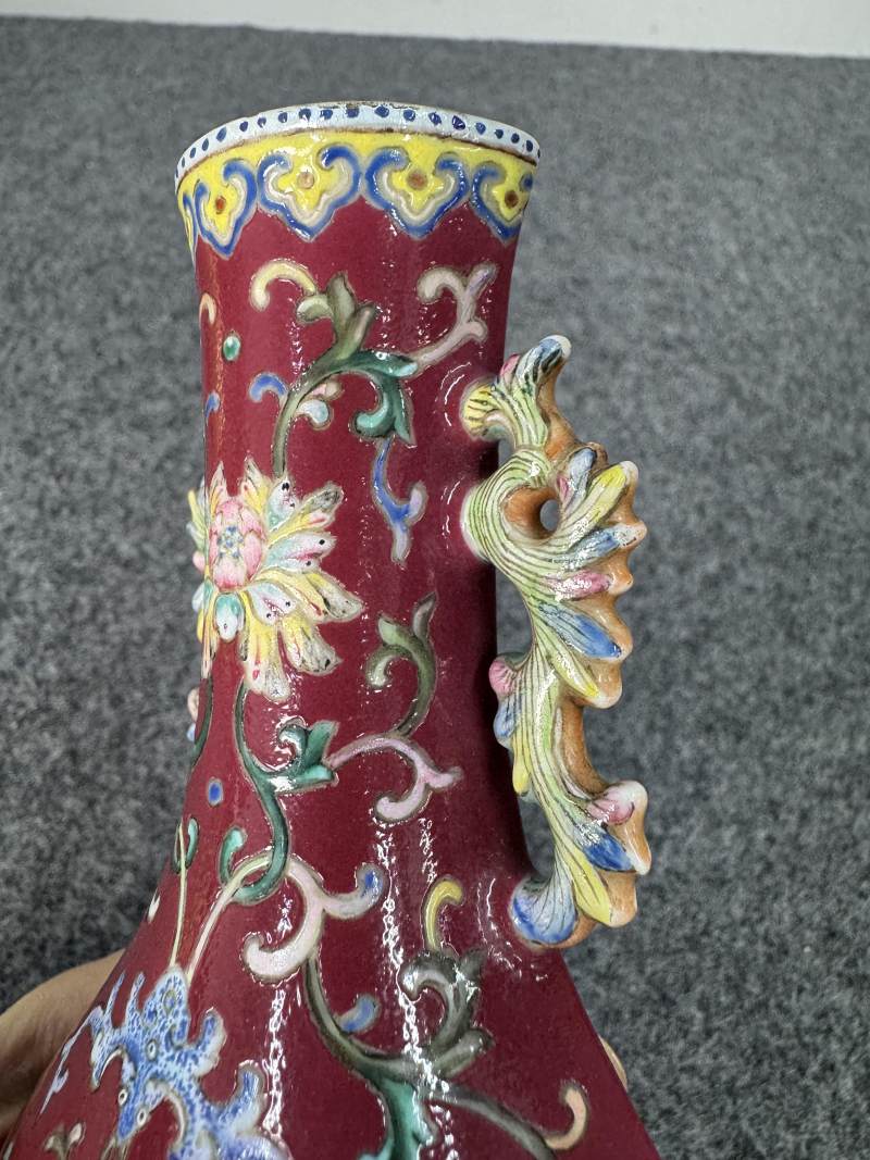 清乾隆 胭脂地粉彩花卉紋壁瓶 - 图5