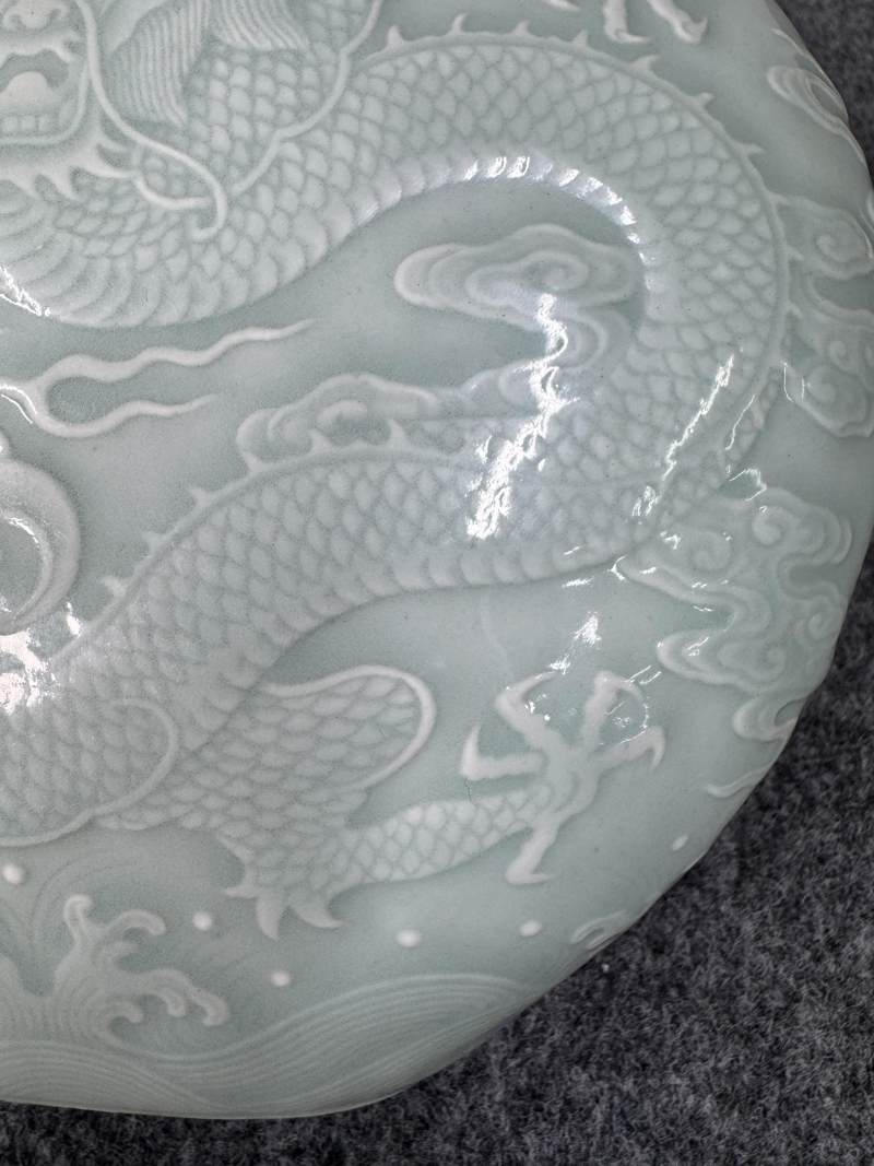 清乾隆 粉青釉浮雕海水立龍紋雙耳抱月瓶 - 图31