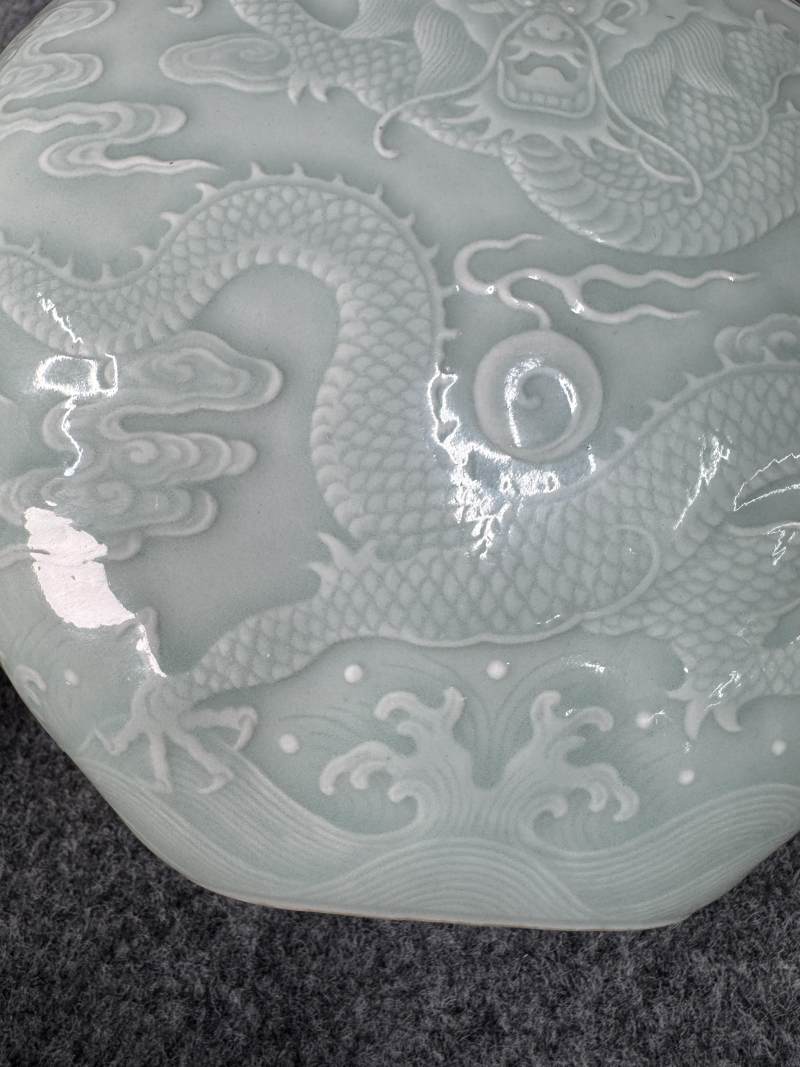 清乾隆 粉青釉浮雕海水立龍紋雙耳抱月瓶 - 图32