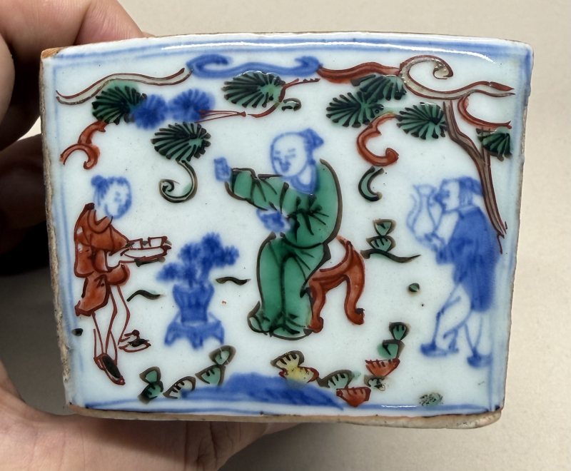 明萬曆 青花五彩人物紋蟋蟀罐 - 图4