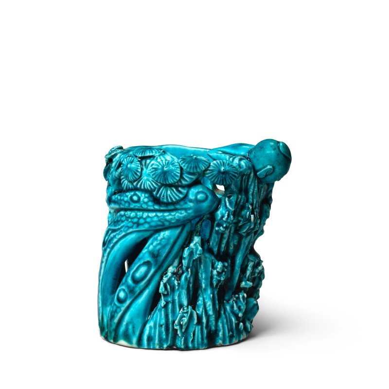 清康熙 孔雀藍釉童子蟾蜍紋鏤空筆筒 | A TURQUOISE GLAZED BISCUIT 'BOY AND TOAD' BRUSHPOT, BITONG - 图6