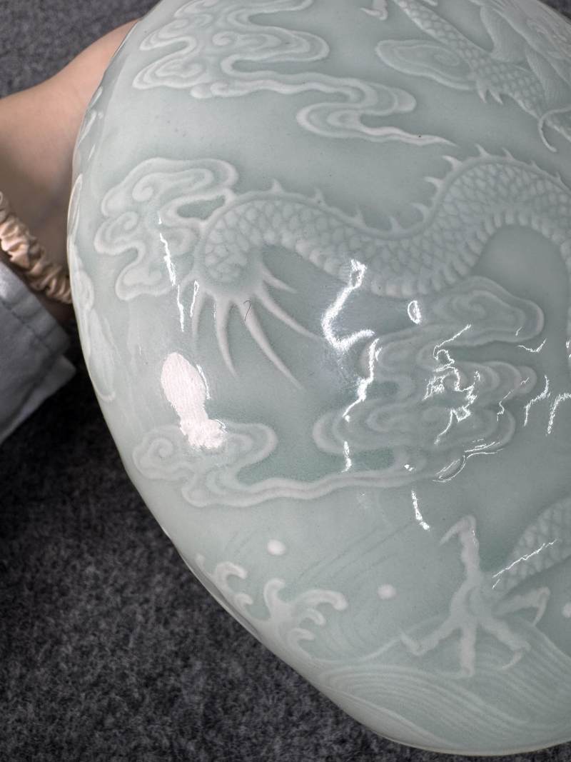清乾隆 粉青釉浮雕海水立龍紋雙耳抱月瓶 - 图33