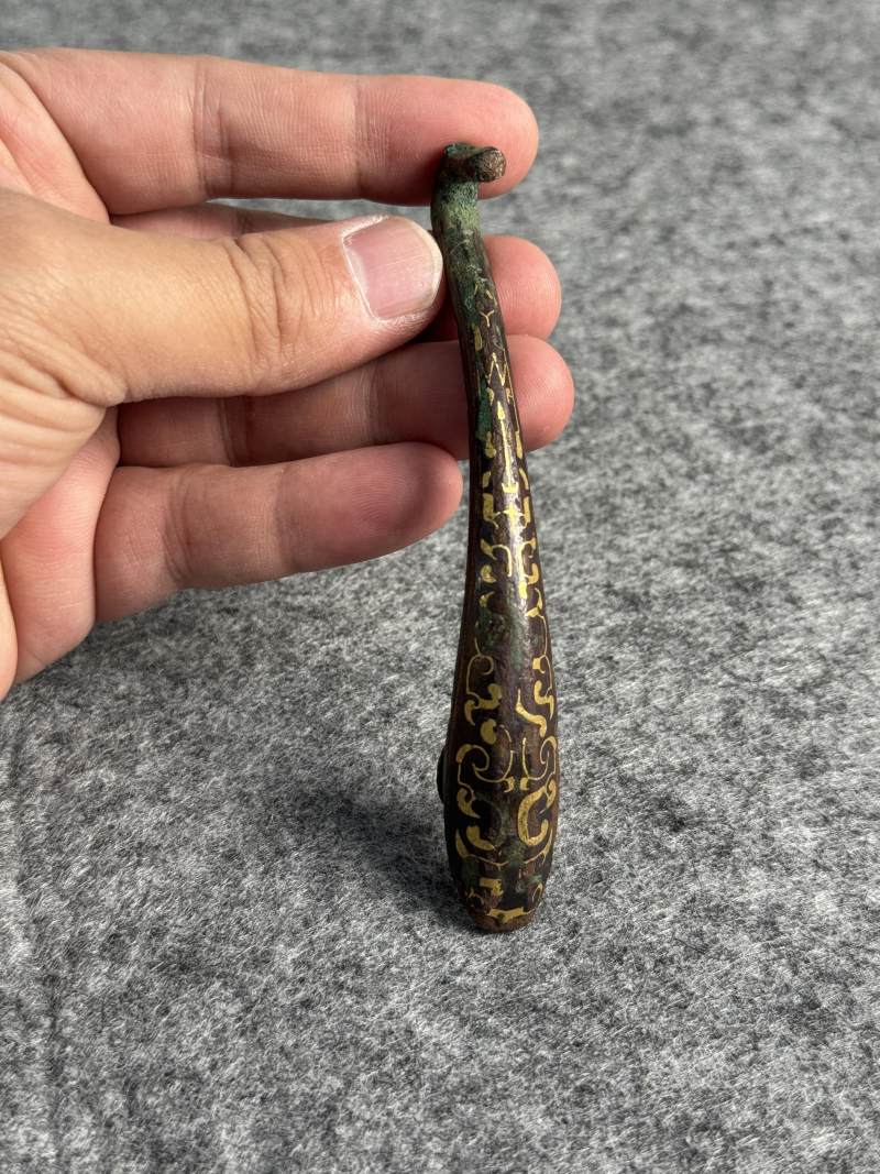 銅鎏金嵌綠松石獸首帶鉤和銅錯金帶鉤各一件 - 图3