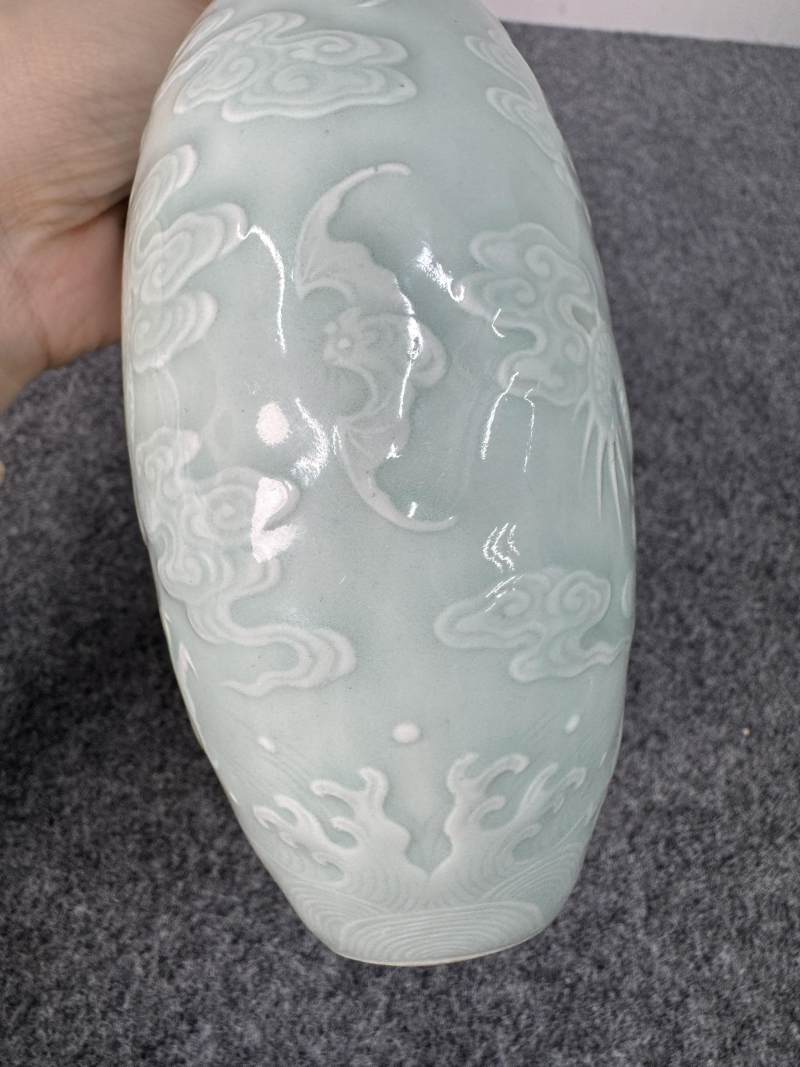 清乾隆 粉青釉浮雕海水立龍紋雙耳抱月瓶 - 图34