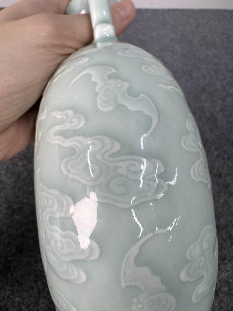 清乾隆 粉青釉浮雕海水立龍紋雙耳抱月瓶 - 图35