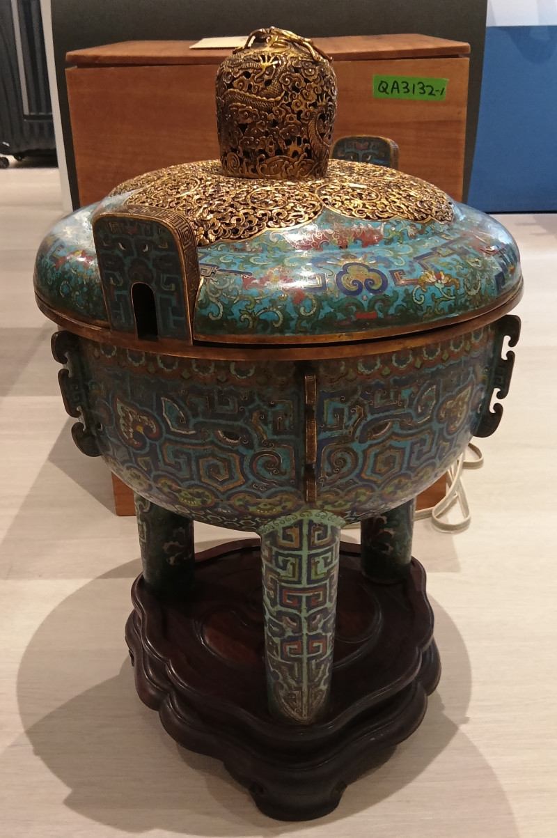 清乾隆掐絲琺瑯鎏金雲龍鈕饕餮紋圓鼎 - 图4