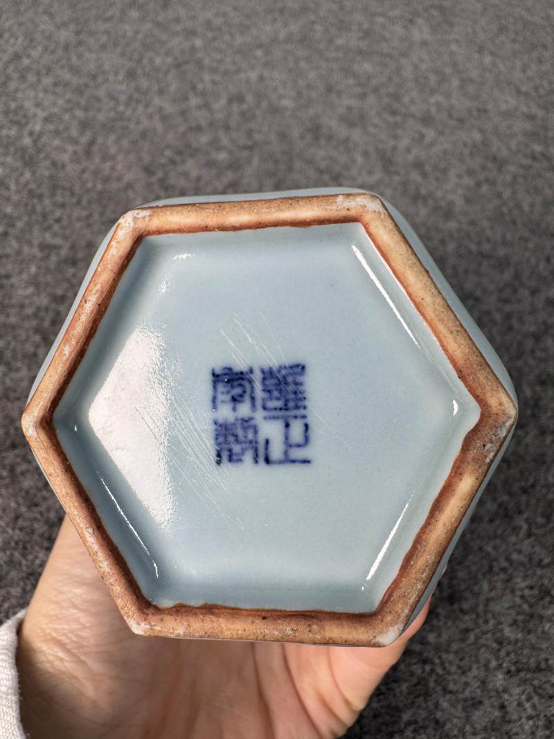 清雍正 天藍釉六棱盤口瓶 - 图18