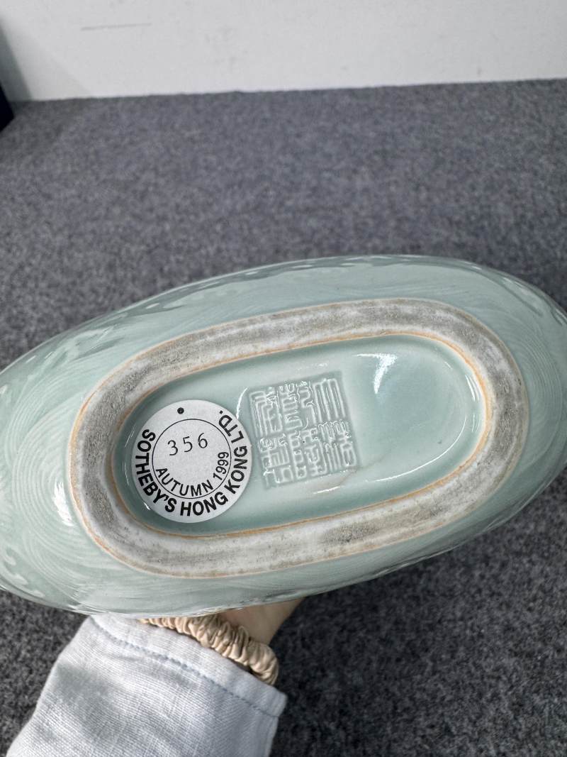 清乾隆 粉青釉浮雕海水立龍紋雙耳抱月瓶 - 图36