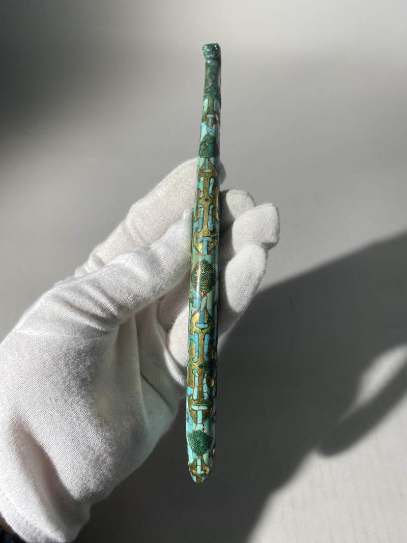 銅錯金嵌綠松石、煤精石獸首帶鉤 - 图2