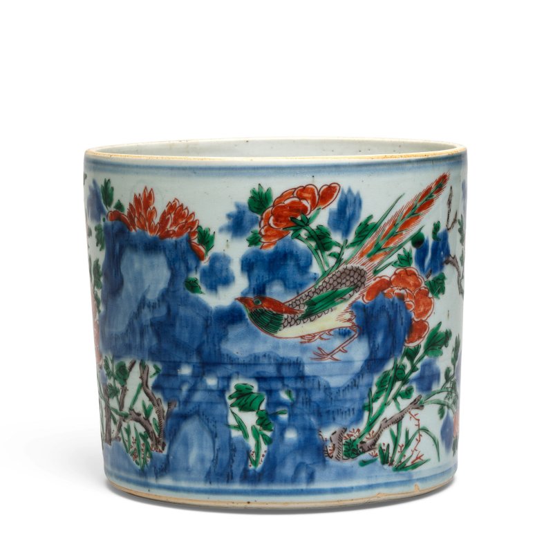 清順治 五彩花鳥山石圖筆筒 | A WUCAI 'BIRDS, TREE PEONY AND ROCKWORK' BRUSHPOT, BITONG