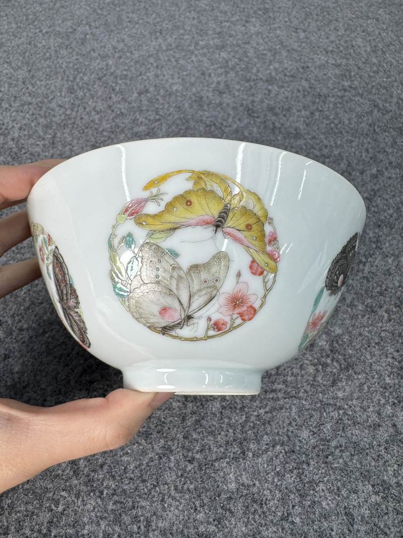 清雍正 粉彩團蝶紋碗 - 图3