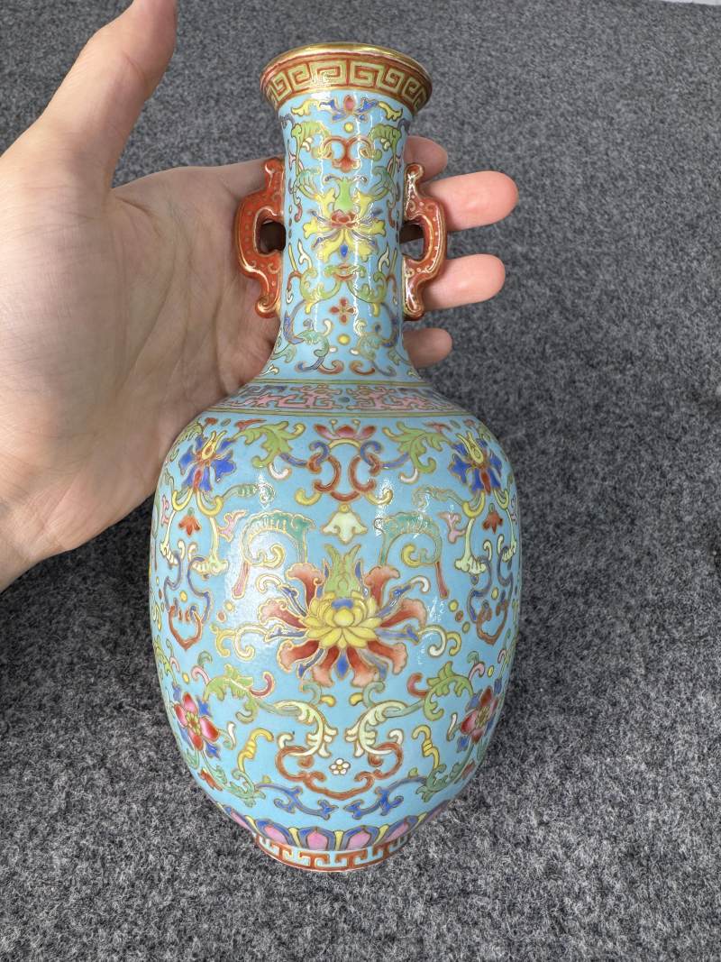 清乾隆 松石綠地粉彩纏枝花卉紋瓶 - 图3