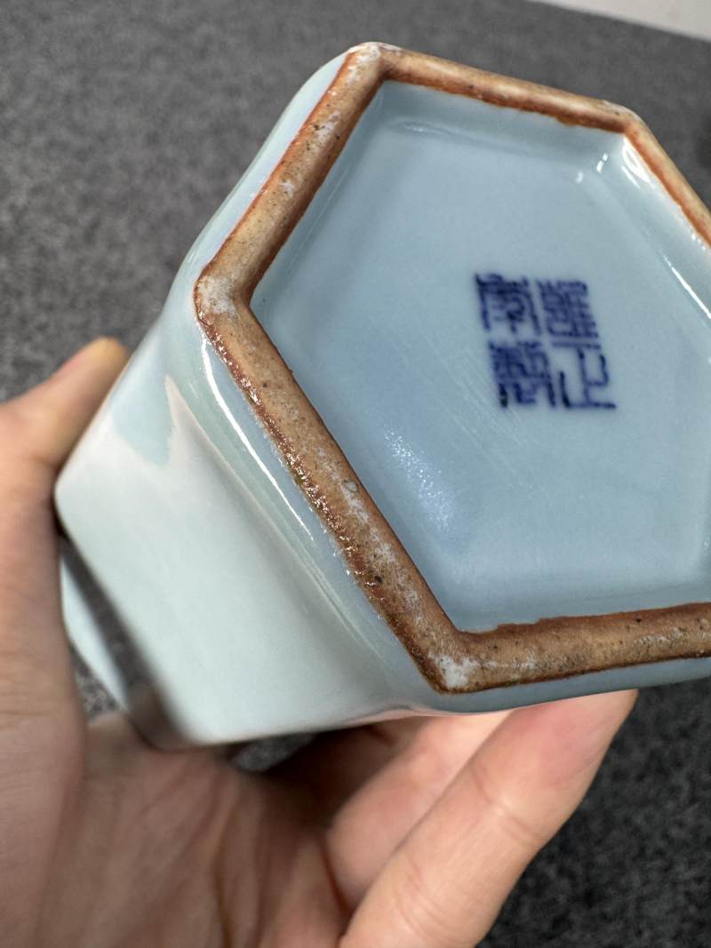 清雍正 天藍釉六棱盤口瓶 - 图20