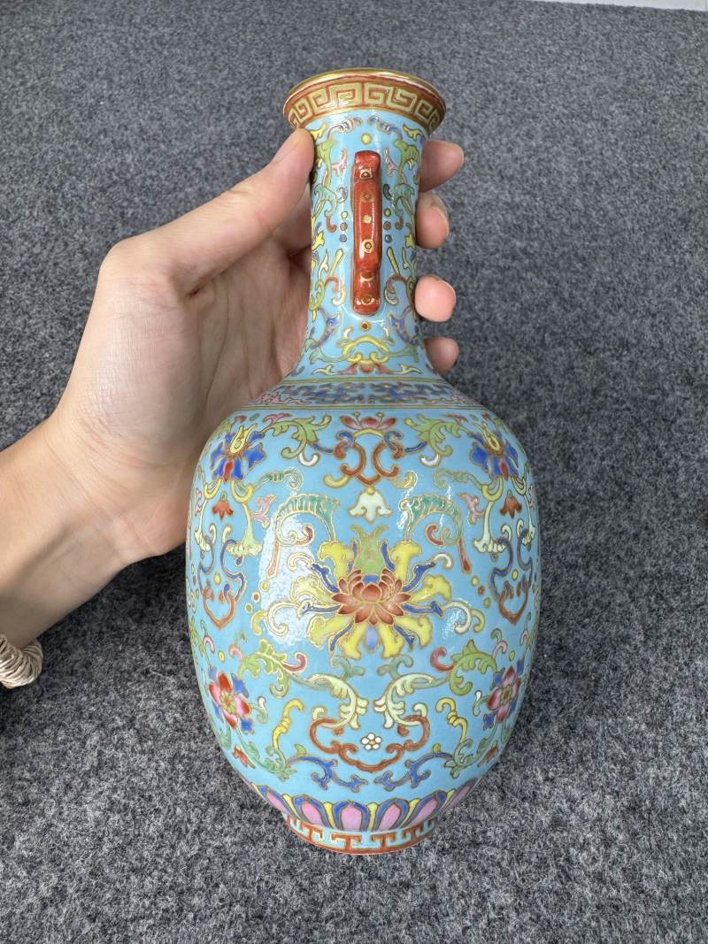 清乾隆 松石綠地粉彩纏枝花卉紋瓶 - 图4