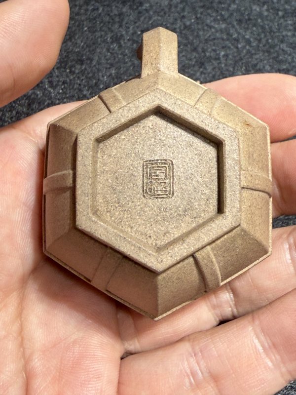 清 宇昭款紫砂六方小杯（附木座） - 图6
