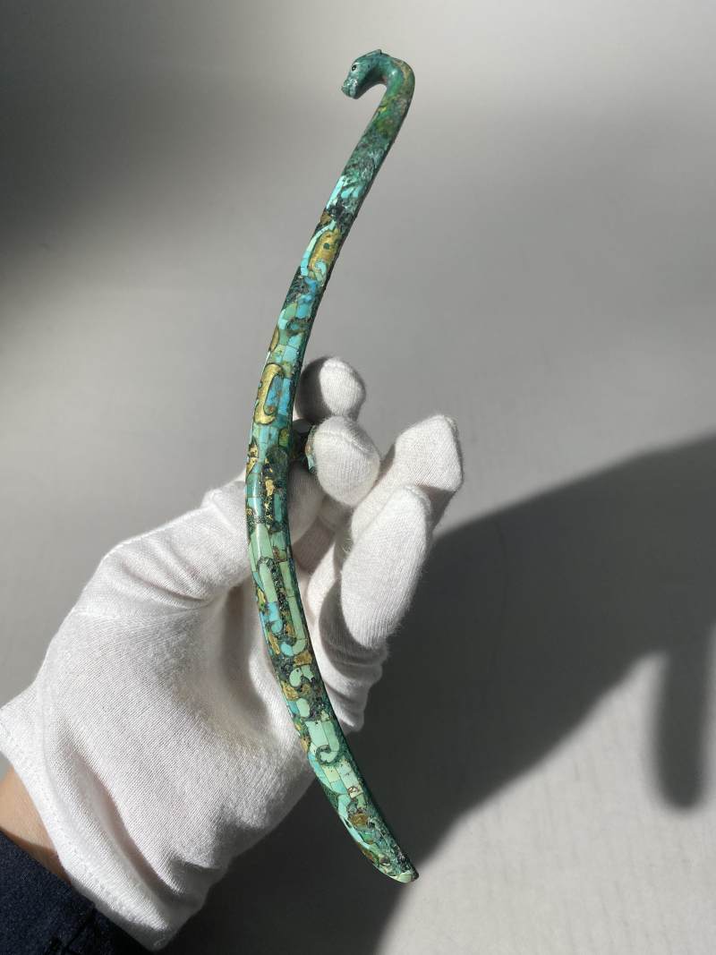 銅錯金嵌綠松石、煤精石獸首帶鉤 - 图3