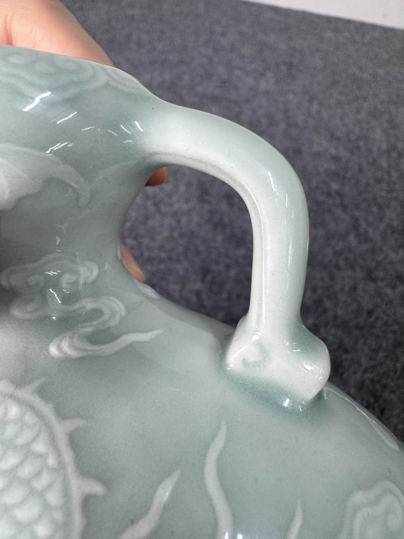 清乾隆 粉青釉浮雕海水立龍紋雙耳抱月瓶 - 图38