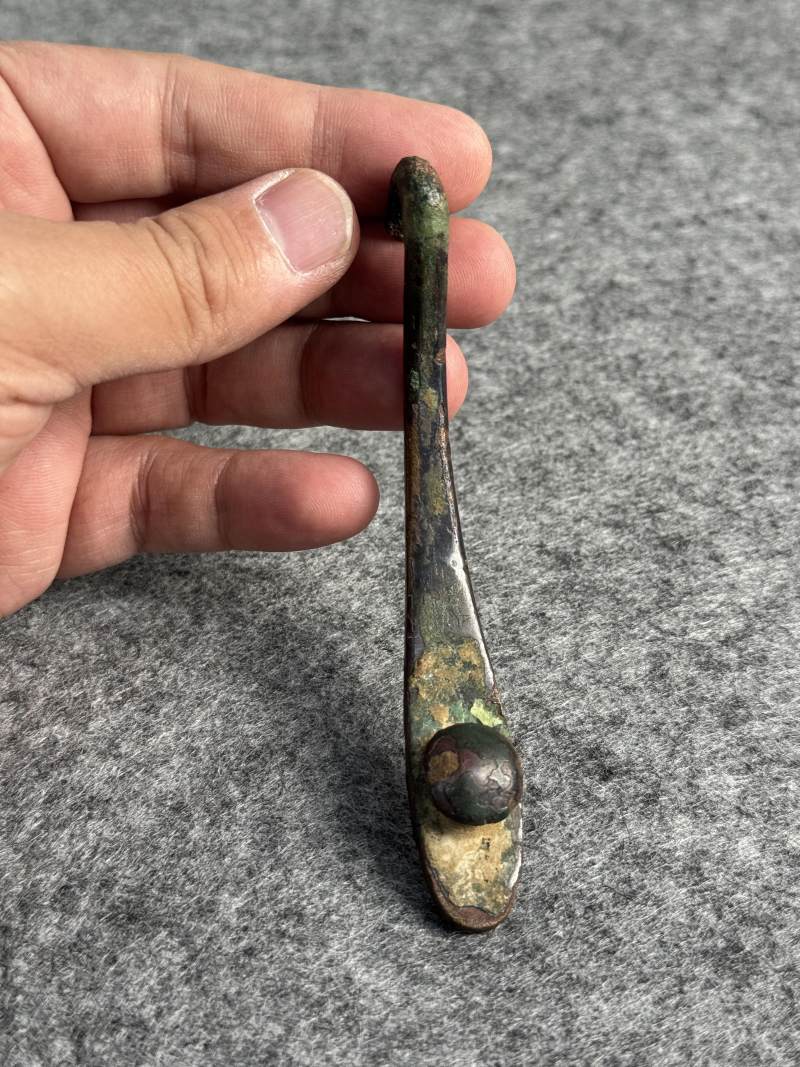 銅鎏金嵌綠松石獸首帶鉤和銅錯金帶鉤各一件 - 图5