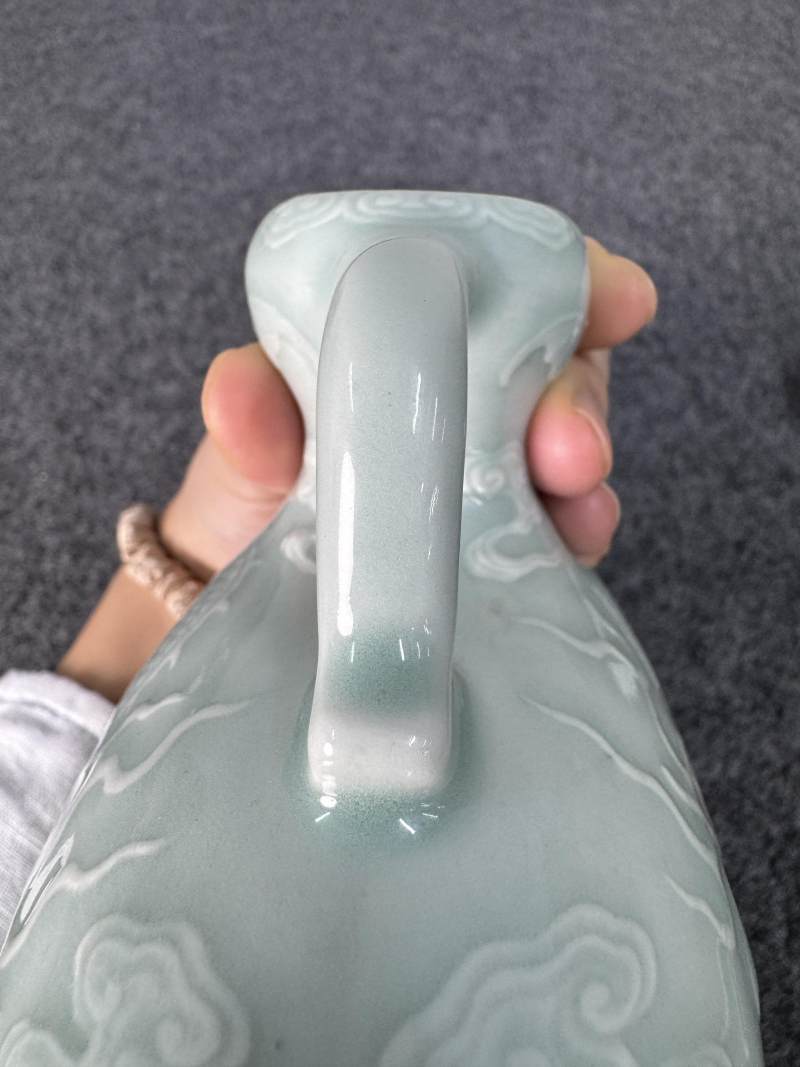 清乾隆 粉青釉浮雕海水立龍紋雙耳抱月瓶 - 图39