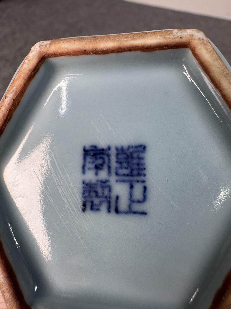 清雍正 天藍釉六棱盤口瓶 - 图22