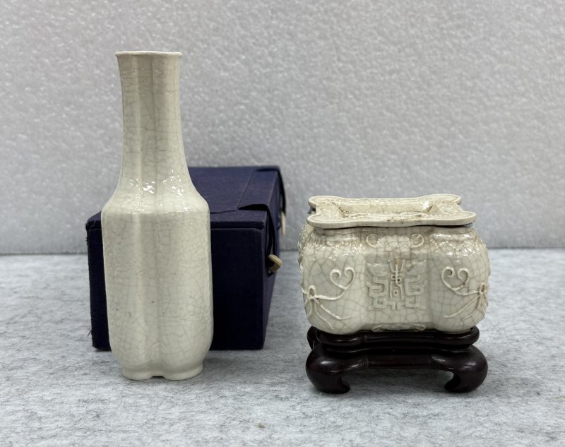 清 仿定白釉蓋盒、瓶一組 - 图2