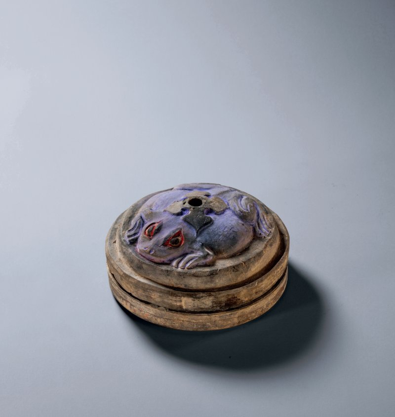东汉 灰陶彩绘印蛙形纹镜盒