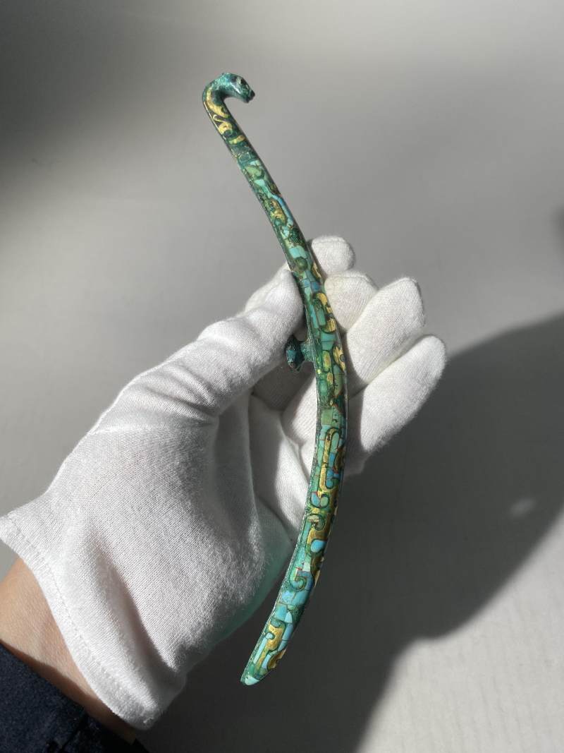 銅錯金嵌綠松石、煤精石獸首帶鉤 - 图4