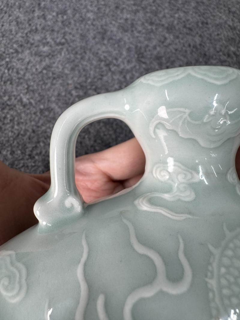 清乾隆 粉青釉浮雕海水立龍紋雙耳抱月瓶 - 图40