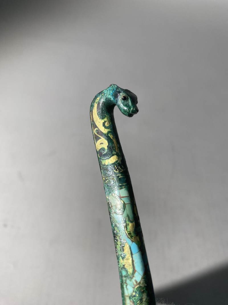 銅錯金嵌綠松石、煤精石獸首帶鉤 - 图5